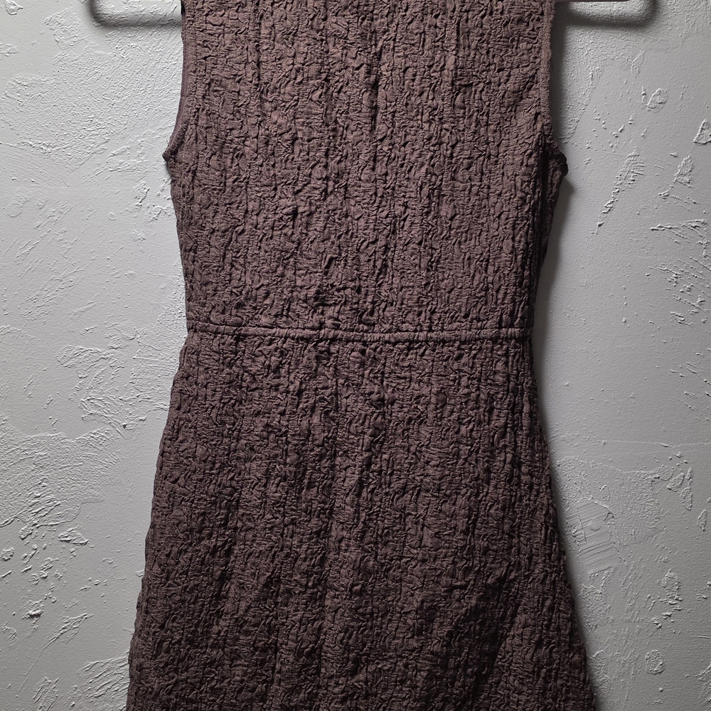 Chic Textured Sleeveless Dress in Brown